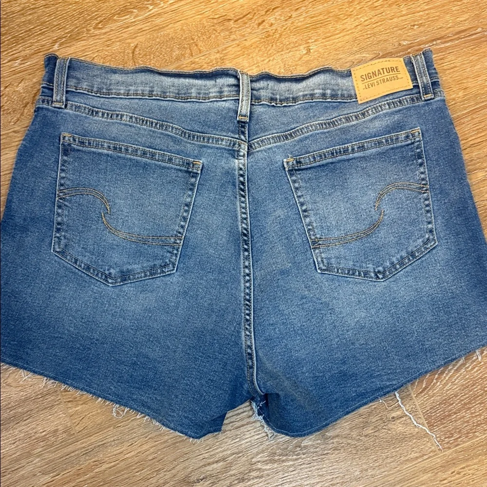 3/$20 Signature by Levi Strauss Blue Denim Pearl Rhinestone Heritage Jean Shorts - Picture 2 of 11